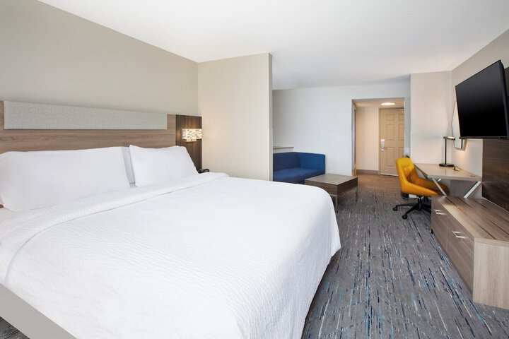 Holiday Inn Express & Suites Milwaukee Nw Park Place by IHG
