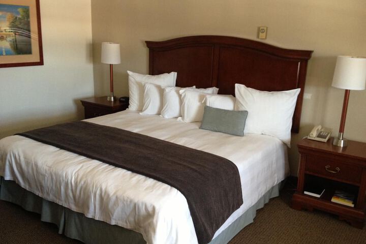 Holiday Hill Inn & Suites