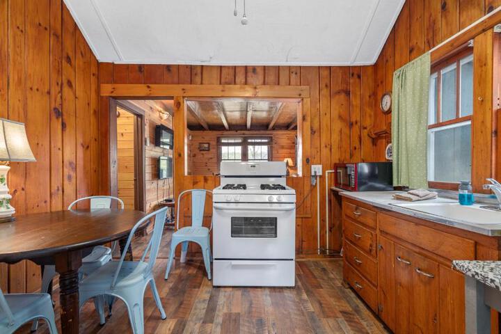 Hide-A-Way - Two Bedroom Cottage Lakeside