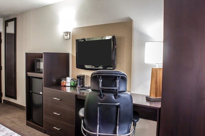 Room 10 of 28