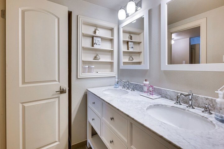 Beautiful Waterfront Condo on Lake Conroe w / Dock