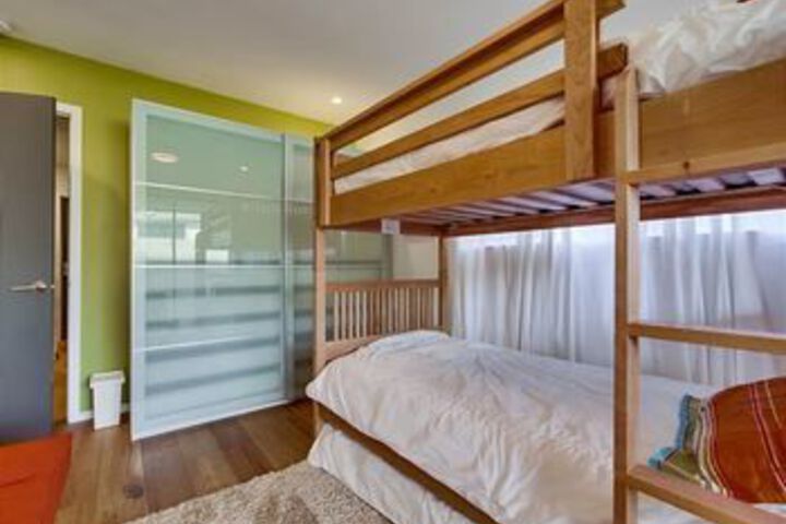 Newly remodeled Beach 2 Br condo by RedAwning