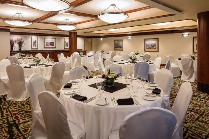 Ballroom/Hall 71 of 86