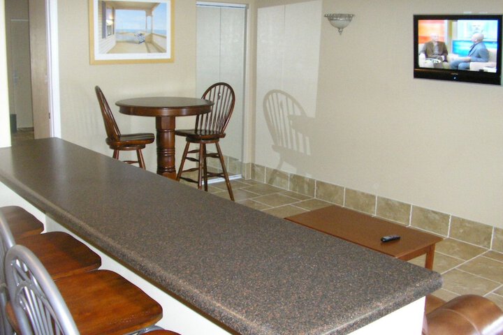 Lake Grassy Inn & Suites