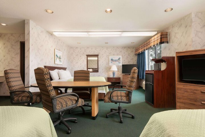 Room 9 of 16