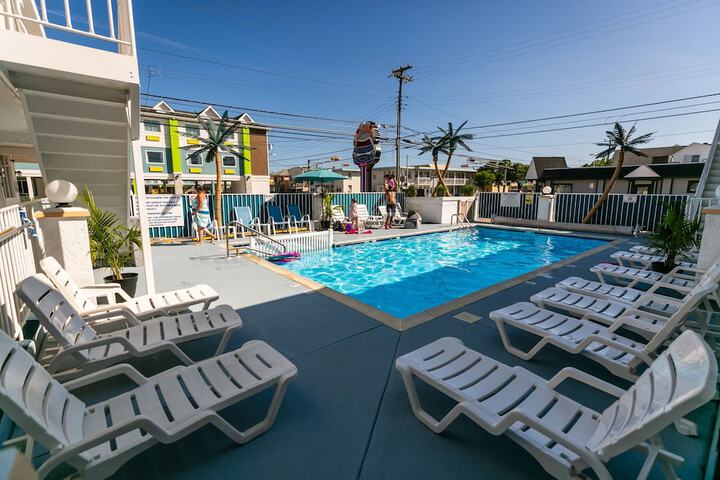 Daytona Inn & Suites
