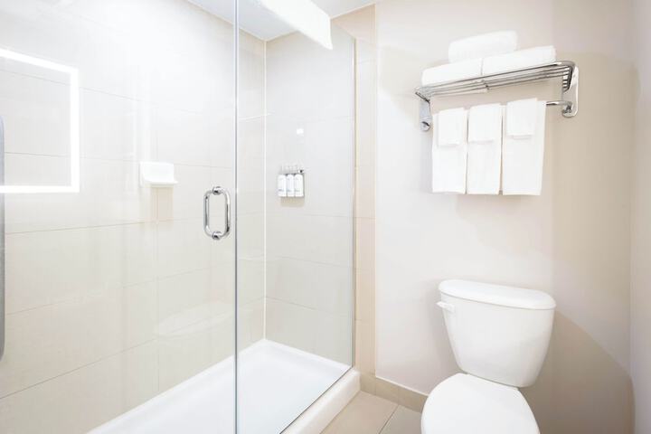 Holiday Inn Express & Suites Kingston Central by IHG