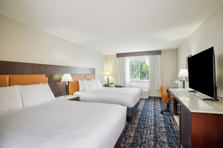 Gray Wolf Inn & Suites