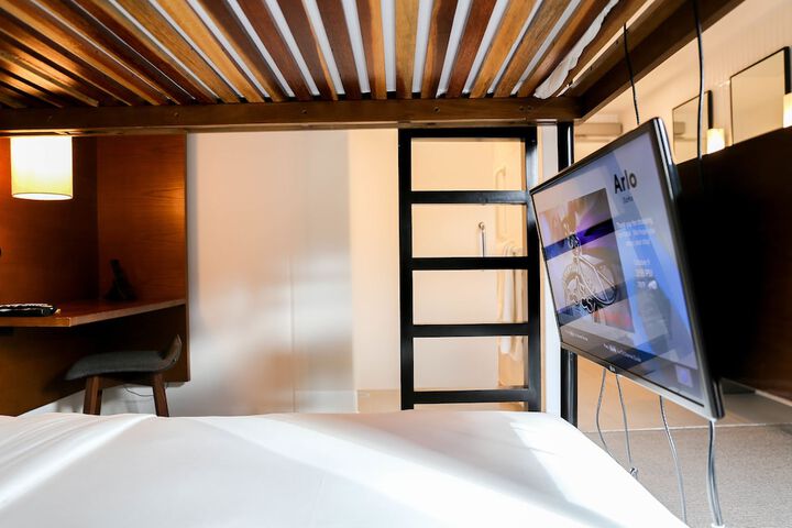 Room 32 of 143