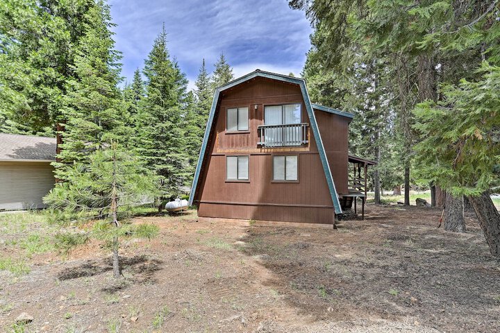 Chester Cabin w / Deck - Walk to Lake + Golfing!