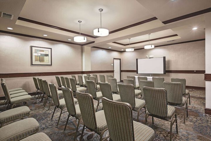 La Quinta Inn & Suites by Wyndham DFW Airport West - Euless