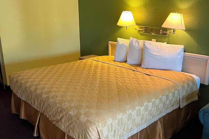 Room 11 of 16