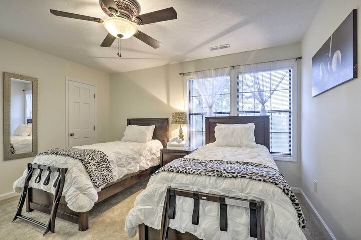 Modern Townhome w / Deck & Golf Course Views!
