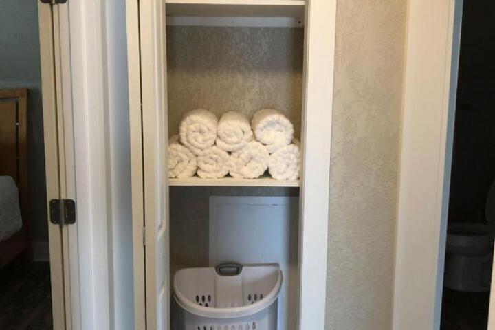 Spacious Rustic Downtown Market St. 1 Bedroom Apt Sleeps Up to 5, Steps to Honeywell & Eagles Theatre