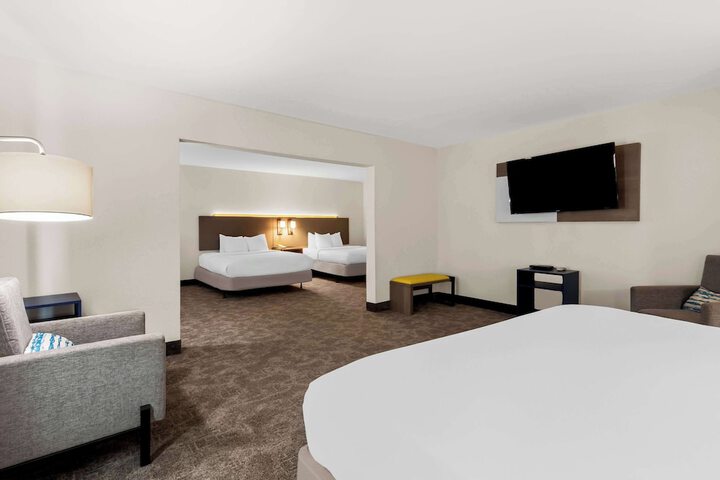 Room 10 of 32