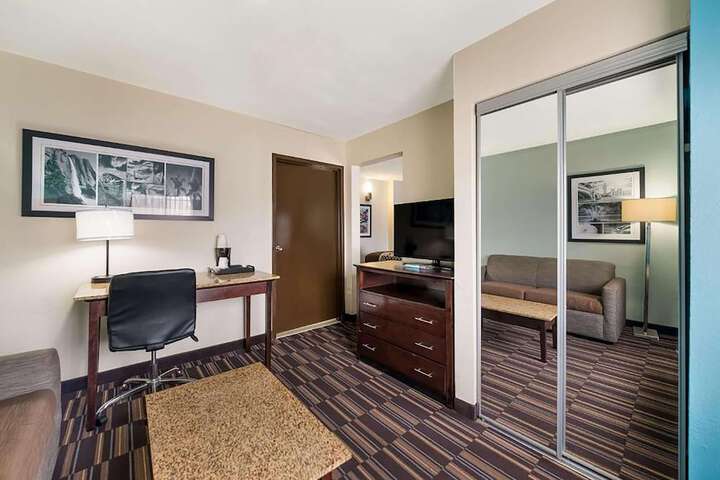 Room 10 of 33