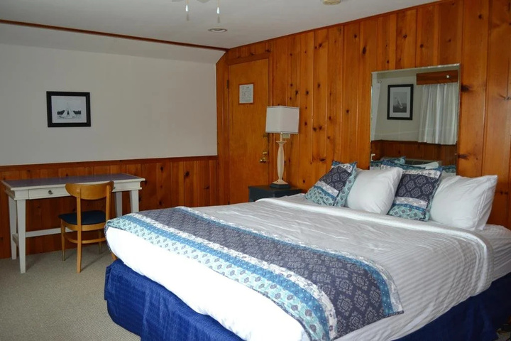 Buzzs Lakeside Inn