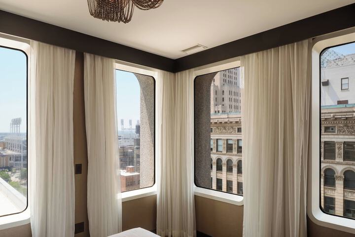 Metropolitan at the 9 Autograph Collection