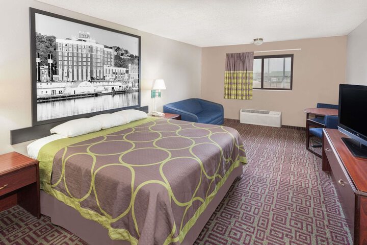 Room 6 of 18