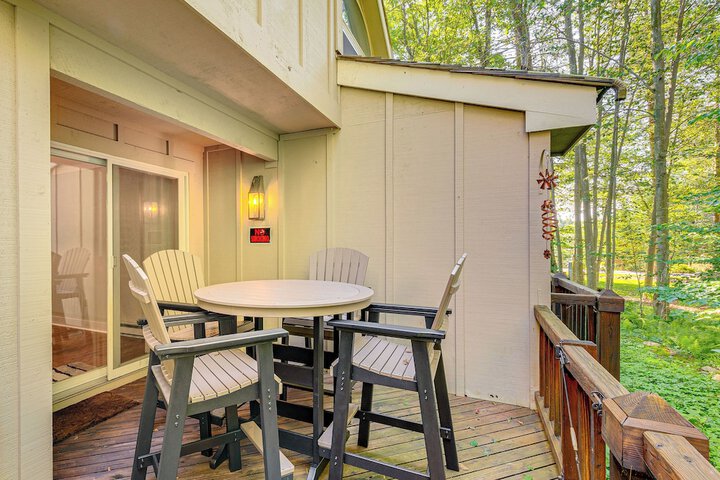 Hike Golf & Explore: Pocono Pines Townhome