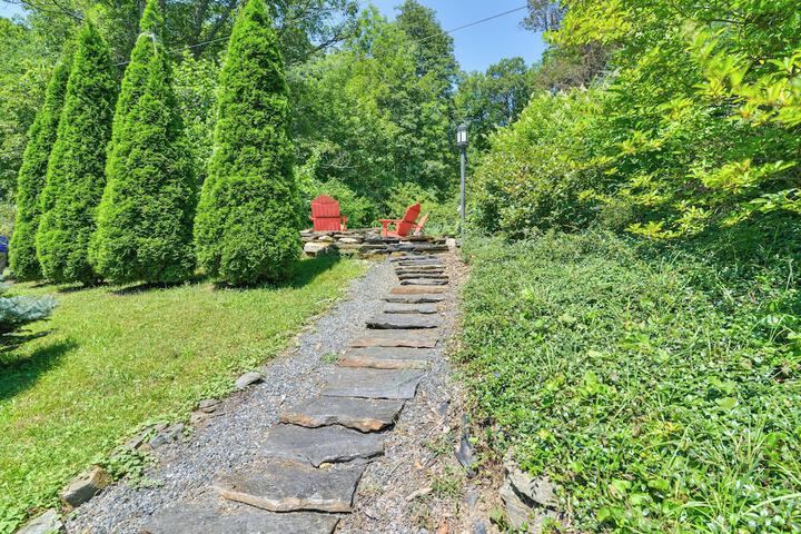 La Petite Chalet w / Views in Blue Ridge Mtns!
