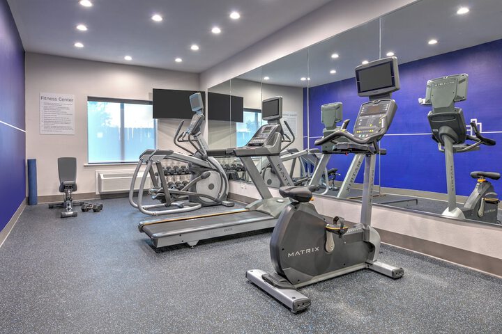 Holiday Inn Express Hotel & Suites Winnie by IHG