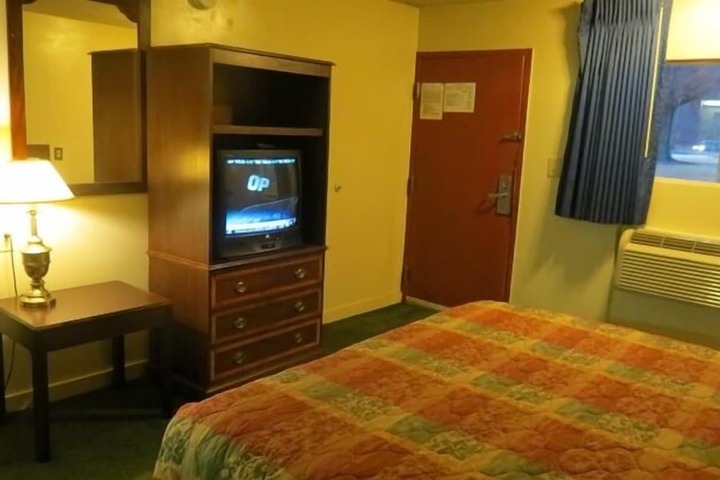 Room 7 of 18