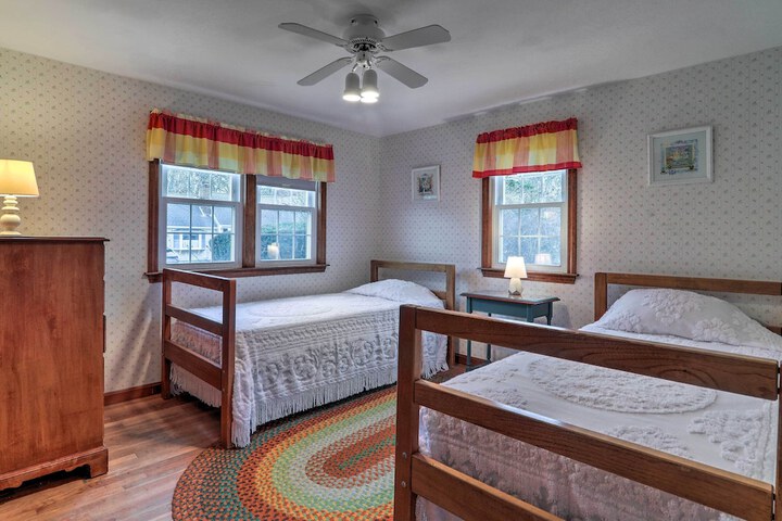 1 Mi to Beach: Quiet West Dennis Escape w / Sunroom