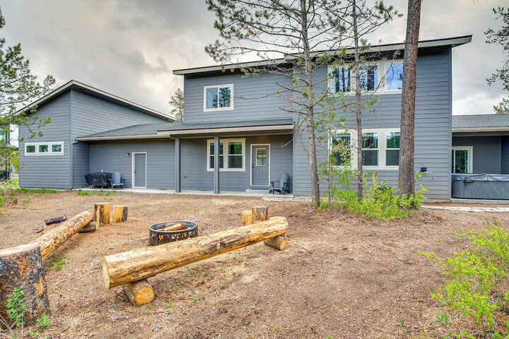 Spacious Donnelly Family Home w / Private Hot Tub!