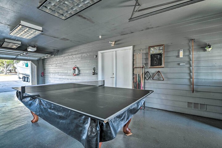 Luxurious Waterfront Home w / Private Pier & Views!