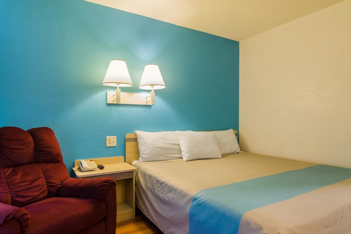 Room 13 of 33
