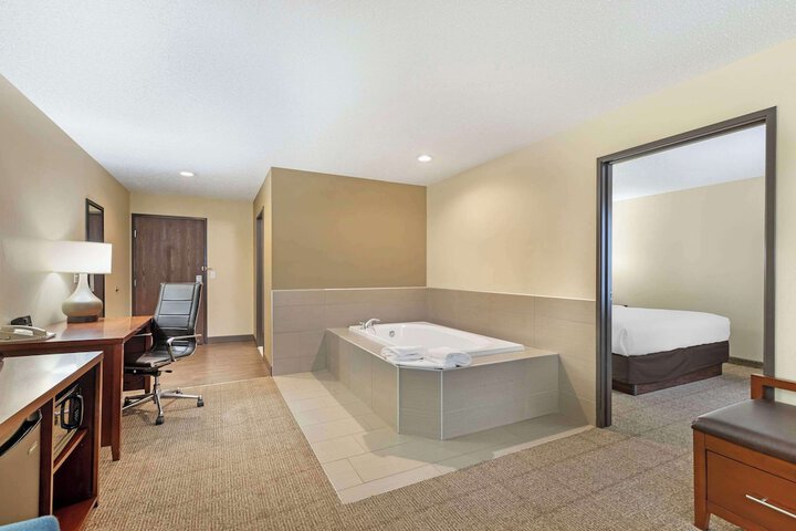 Comfort Suites Cedar Falls Industrial Park