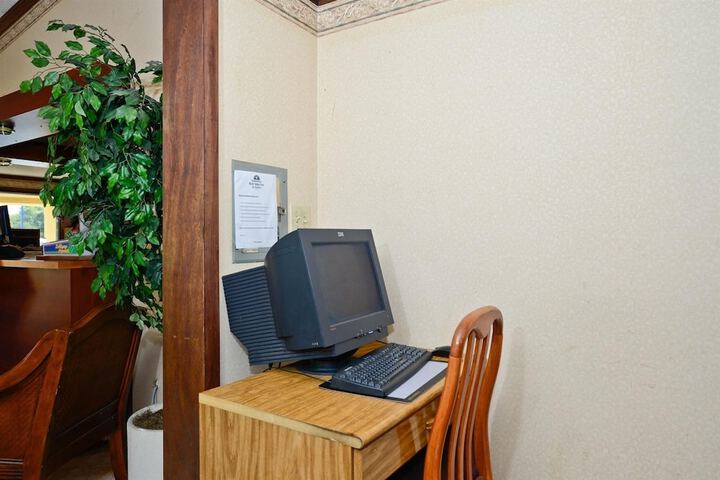 Business Center 17 of 18