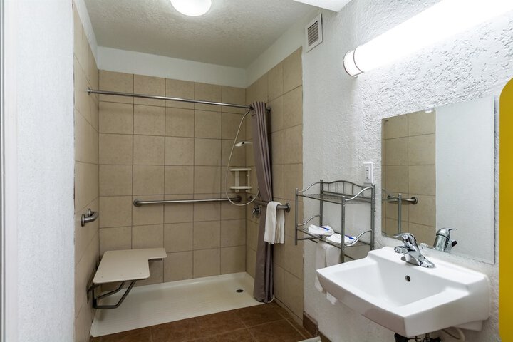 Room 14 of 38