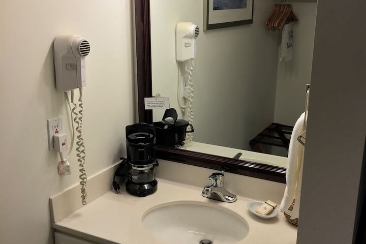 Camden Riverhouse Hotel