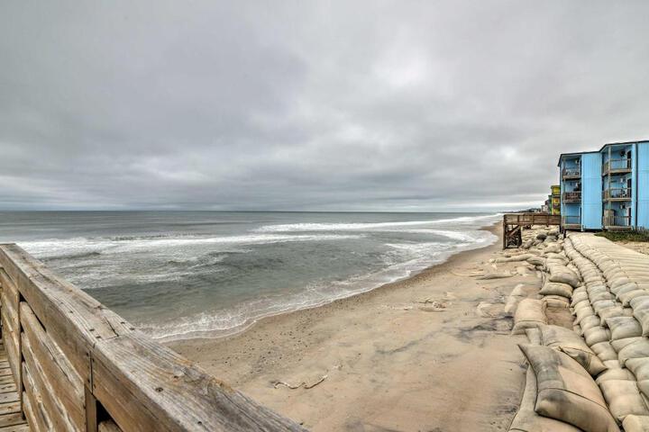 Oceanfront Topsail Beach Retreat - Steps to Shore!