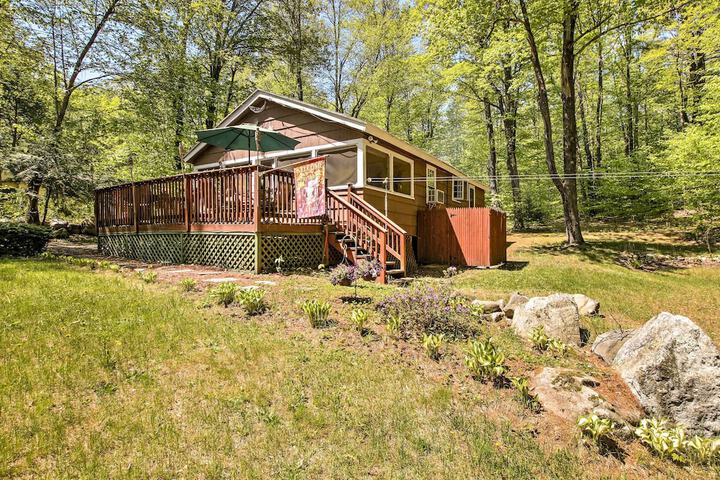 Pet-friendly Cabin w / Fire Pit BBQ & Great Deck!