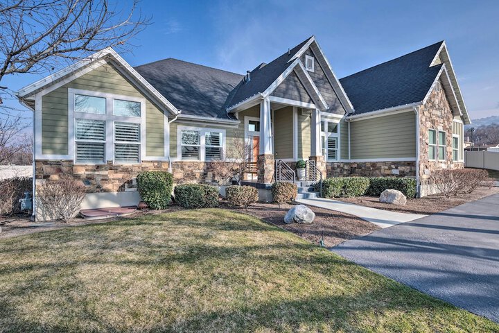Vibrant Chic Home 20 Mi to Salt Lake City!