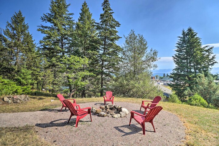 Cozy Lakeside Home w / Lake & Mountain Views!