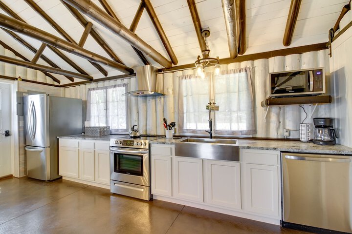 Lakefront Motley Cabin w / Private Deck + Dock!