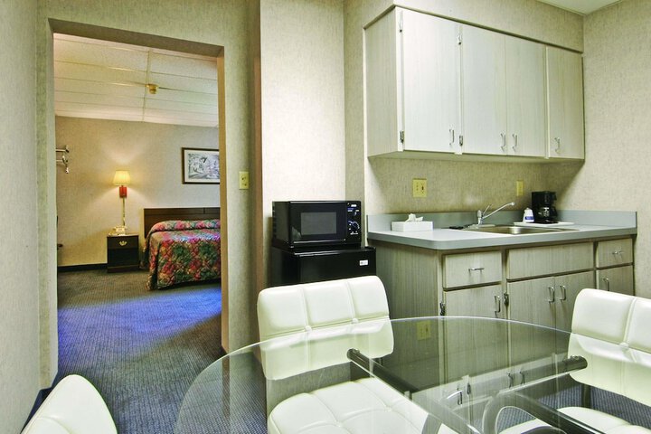 Travelodge by Wyndham Cleveland Lakewood
