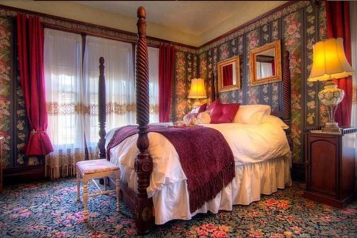 Gingerbread Mansion Inn