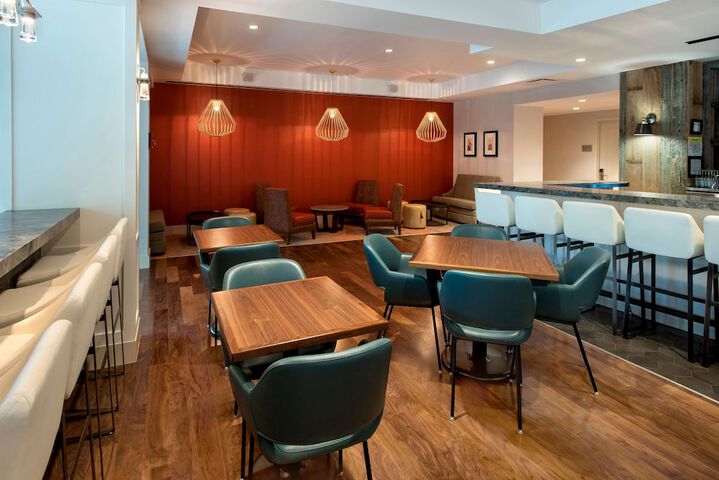 Lounge 21 of 27