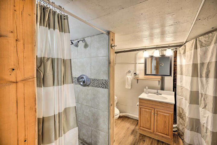 Sioux Center Split-level Home w / Game Room!