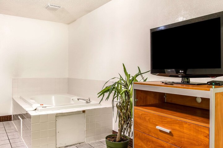 Econo Lodge Inn & Suites Pekin - Peoria Area