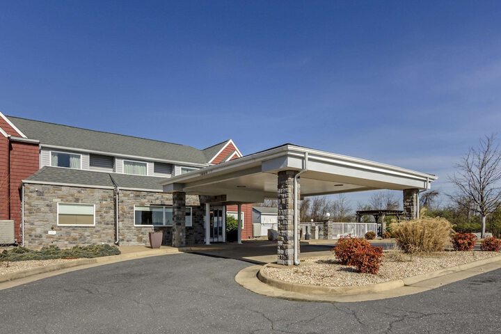 Clarion Pointe Staunton East