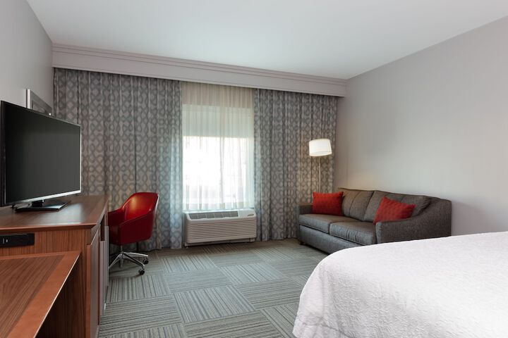 Hampton Inn Emerson LakePoint