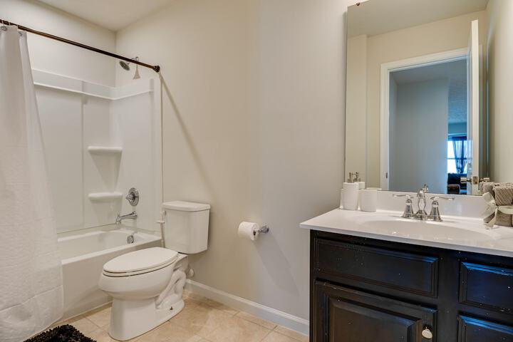 Spacious Home w / Fireplace - Near Golf!