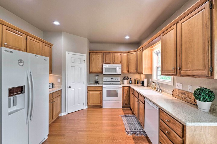 Bella Vista Home w / Yard: Half Mile to Trails!