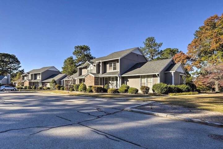 Modern Townhome w / Deck & Golf Course Views!